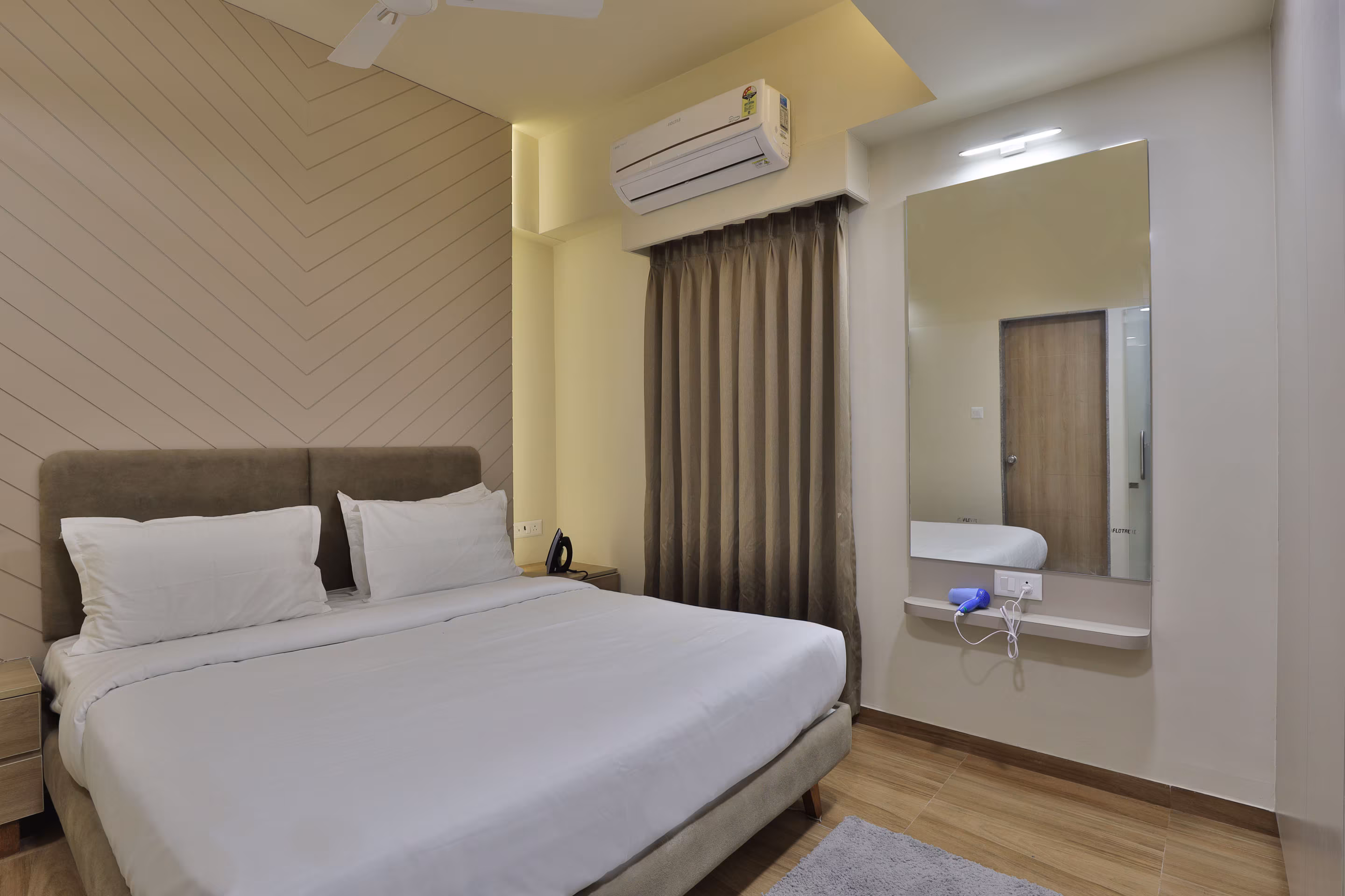 Super Corner Suite bedside detail and lighting