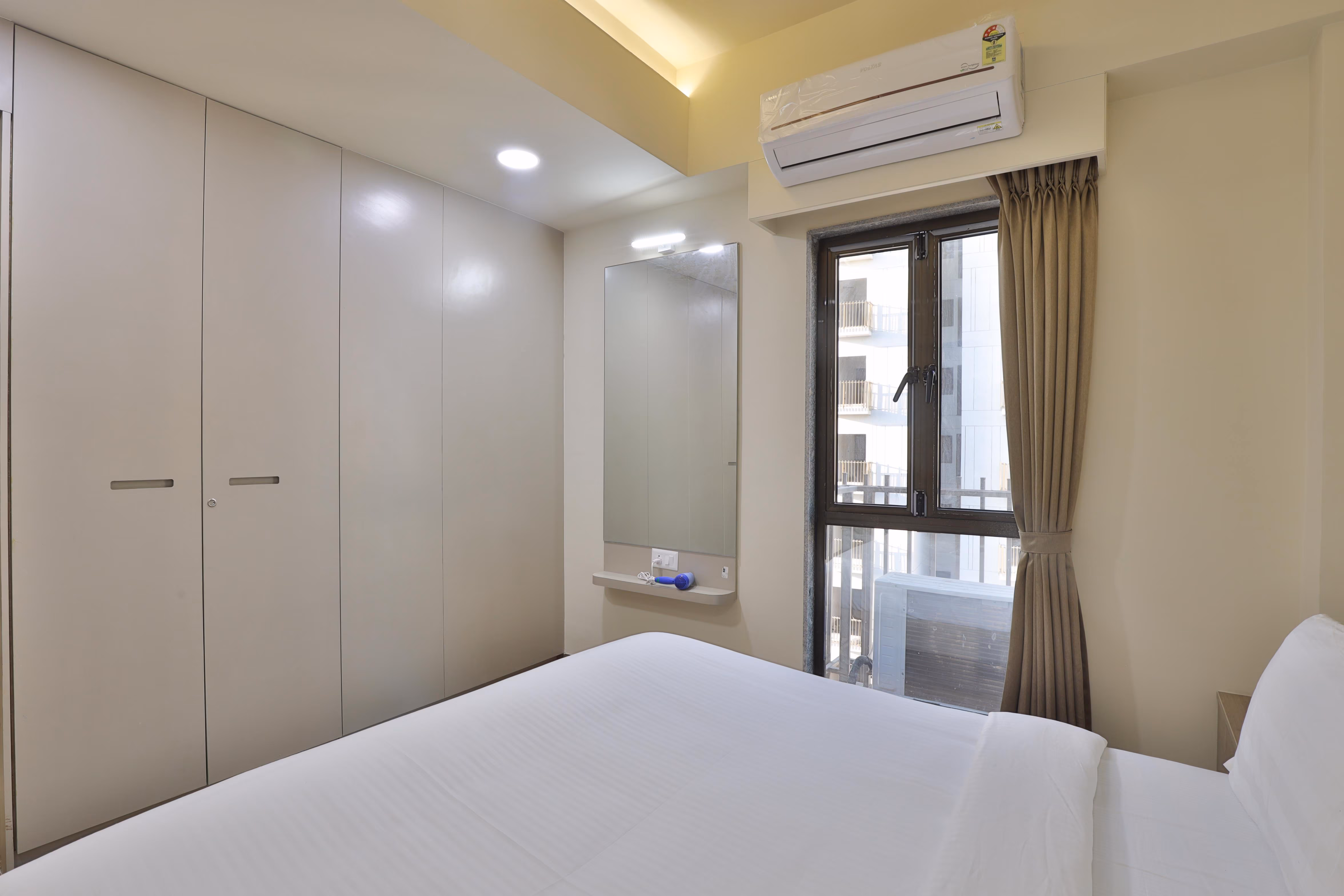 Super Corner Suite en-suite rain shower bathroom